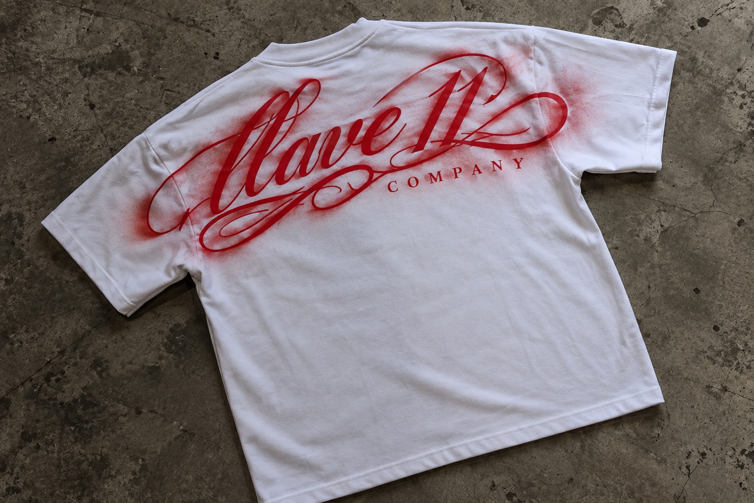 Espalda de la remera blanca Llave 11 Company con firma roja